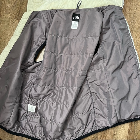 The North face Women’s Puffer Vest in‎ Ivory - Picture 8 of 11